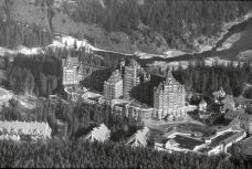 The first hotel in Banff, OM-2n, Arista edu 400, L76 1:1